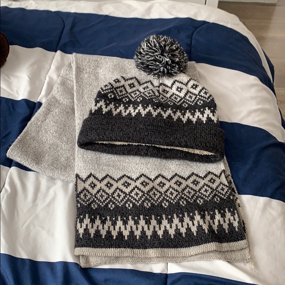 Old Navy hat and scarf set.